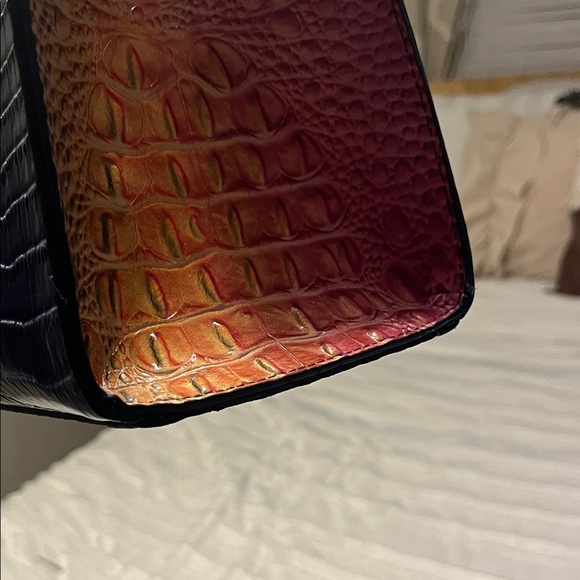 Elegant Multicolor Crocodile-Embossed Tote Bag - Picture 4 of 10